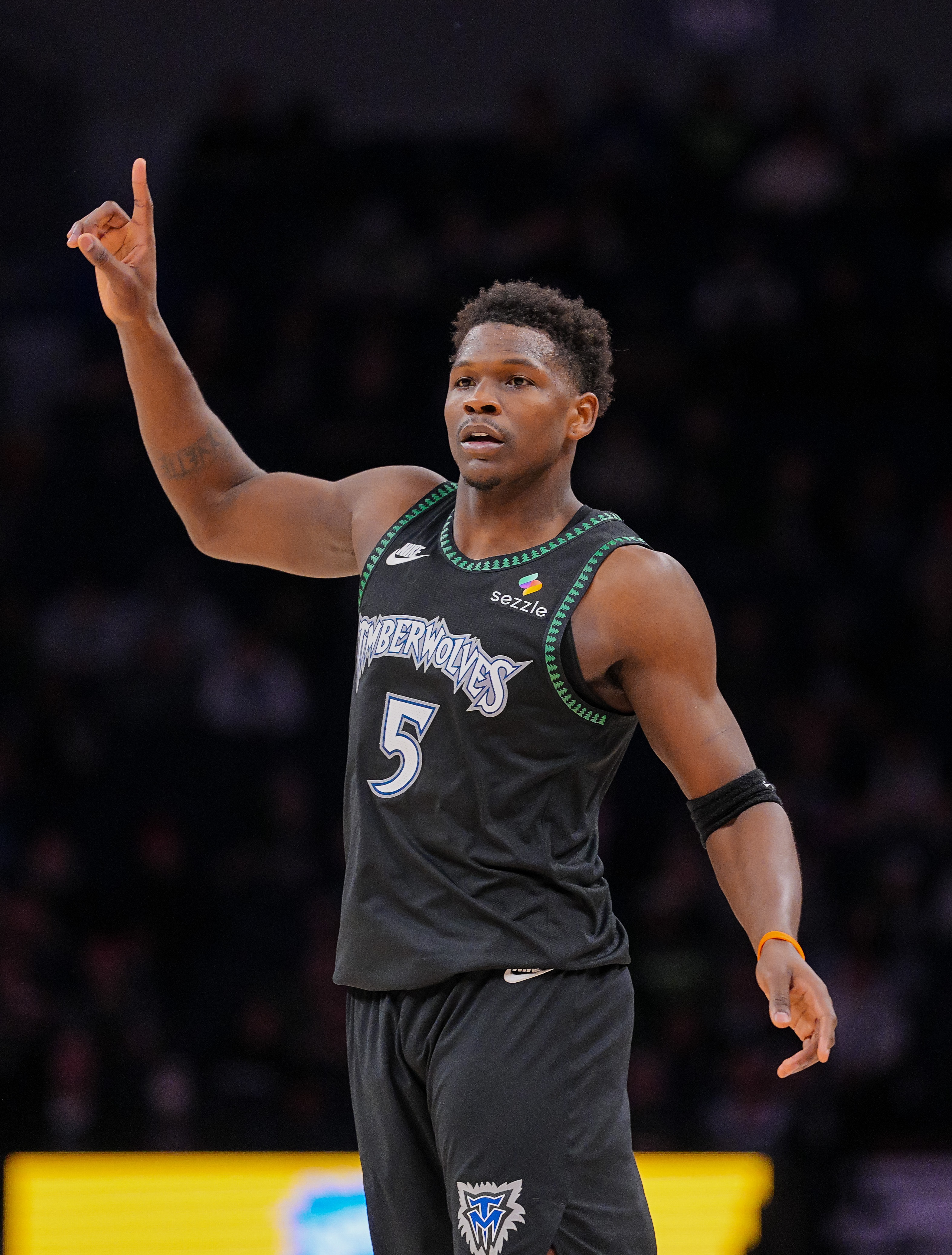 世界杯客户端升级说明-攻防俱佳!爱德华兹半场13中8&三分5中3 砍下21分并有4次抢断